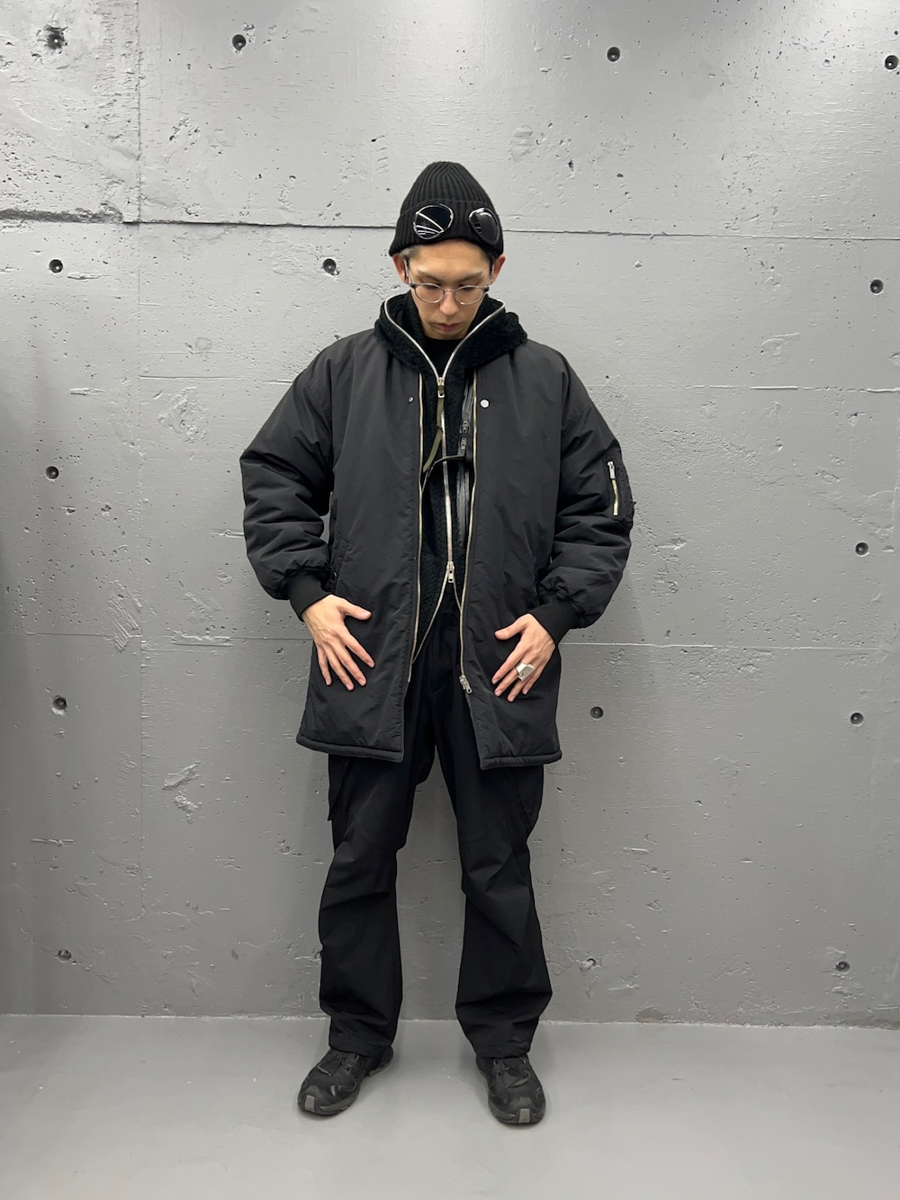 「MA-1、フリース、カーゴパンツ、お出かけコーデ、シンプルコーデ、秋冬コーデ、お洒落さんとつながりたい、テックウェア」｜「DANKE SCHONのDankeSchon/ダンケシェーン/PREMIUM WASHER NYLON REVERSIBLE LONG MA-1（MA-1、ブラック系）」を使った、Meltstellaさん（メンズ・177cm）の冬コーディネートの1枚目の写真