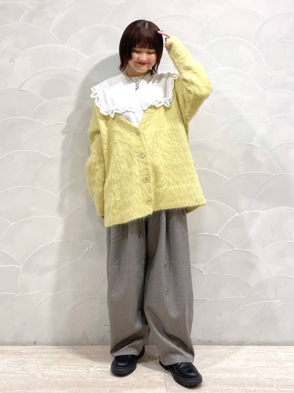 ホワイト系のTシャツ/カットソー、その他のその他パンツ、イエロー系のカーディガン/ボレロを着用したレディースの秋コーディネートの1枚目の写真