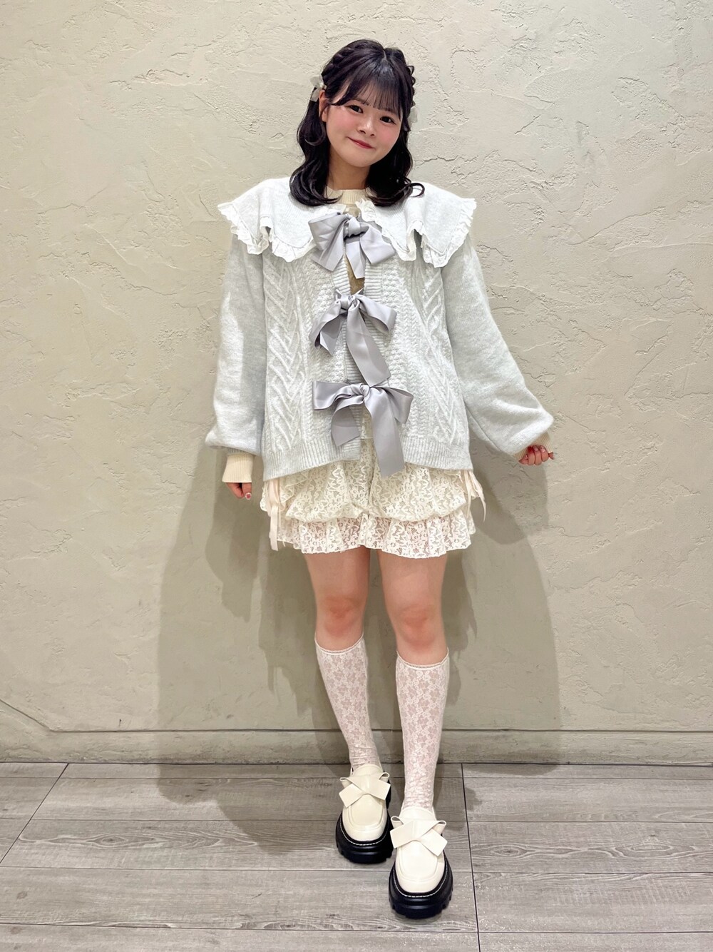 グレー系のカーディガン/ボレロ、ホワイト系のその他パンツ、ホワイト系のローファーを着用したレディースの秋コーディネートの1枚目の写真