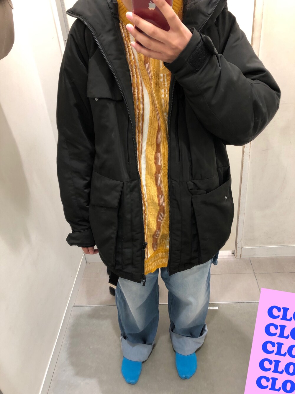 「UNIQLO、メンズアイテム、ゆるコーデ、ユニクロ、ユニセックス、ゆるニット、サロペット、ダウンジャケット、柄ニット、ストリート、メンズライク女子、メンズライク、古着風」｜「kutirのデザイン3Dニット（ニット/セーター、イエロー系）」を使った、hitomiさん（レディース・159cm）の冬コーディネートの1枚目の写真