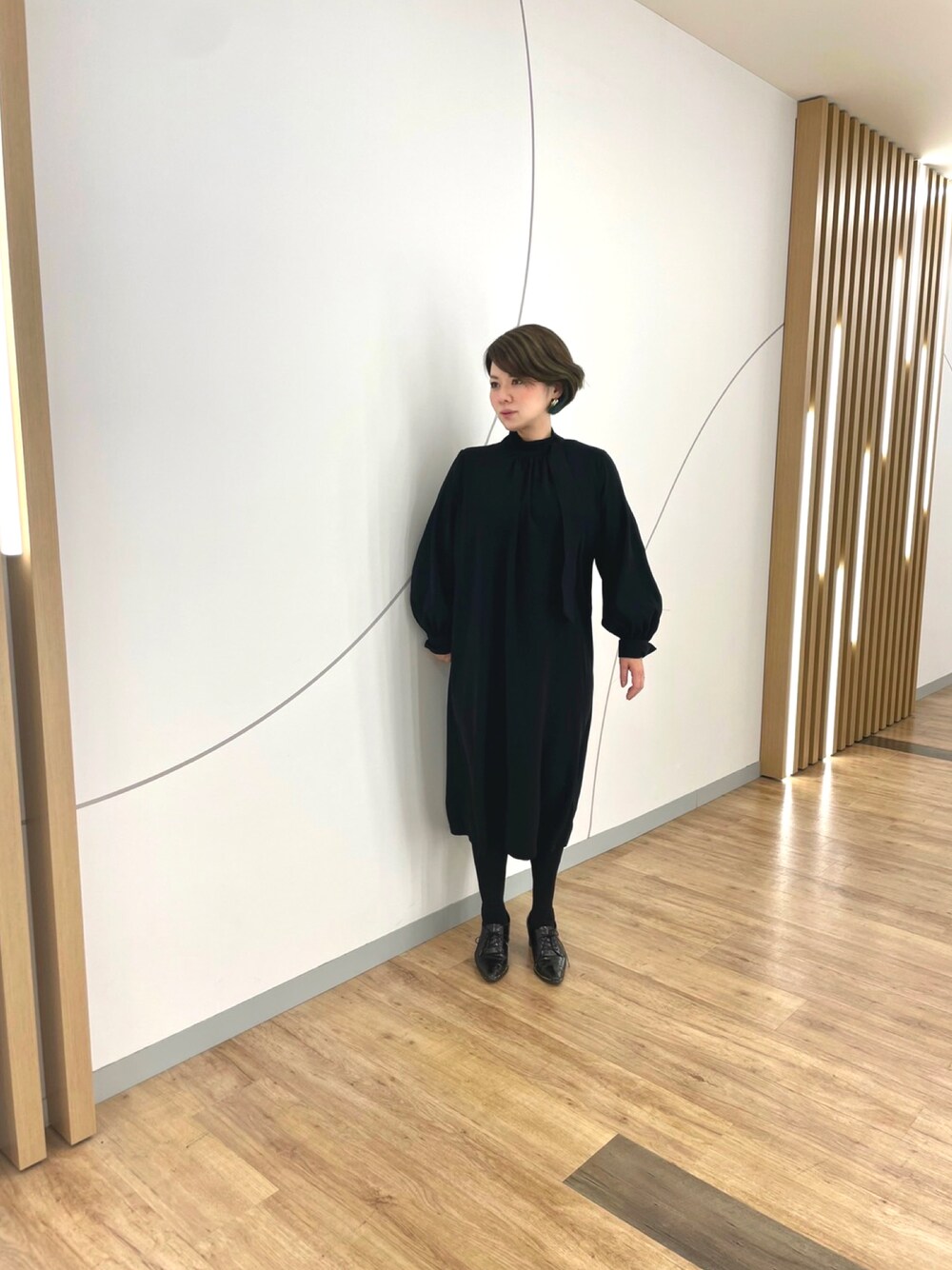 「ワンピース、フォーマルワンピース、休日スタイル、モノトーン」｜「NARACAMICIEのアイテム（シャツ/ブラウス、グリーン系）」を使った、a1128aさん（レディース・157cm）の冬コーディネートの1枚目の写真