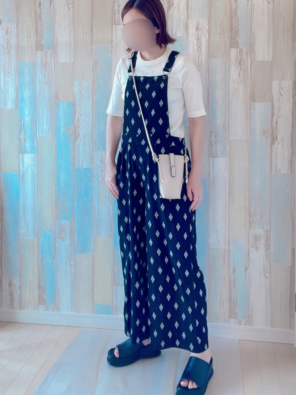 「リブT、UNIQLO、ユニクロコーデ、リブクルーネックt、休日コーデ、大人カジュアル、プチプラ、低身長女子、サロペット」｜「H&Mのアイテム（サロペット/オーバーオール、ブラック系）」を使った、☺︎♥♡Ree♡♥☺︎さん（レディース・152cm）の春コーディネートの1枚目の写真