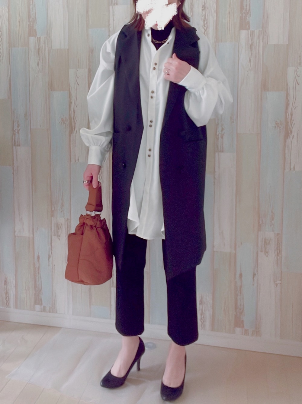 「休日スタイル、プチプラ、低身長コーデ、ロングベスト、ロングジレ、モノトーンコーデ、ママコーデ」｜「UNIQLOのハイヒールパンプス（7cmヒール）（パンプス、ブラック系）」を使った、☺︎♥♡Ree♡♥☺︎さん（レディース・152cm）の春コーディネートの1枚目の写真