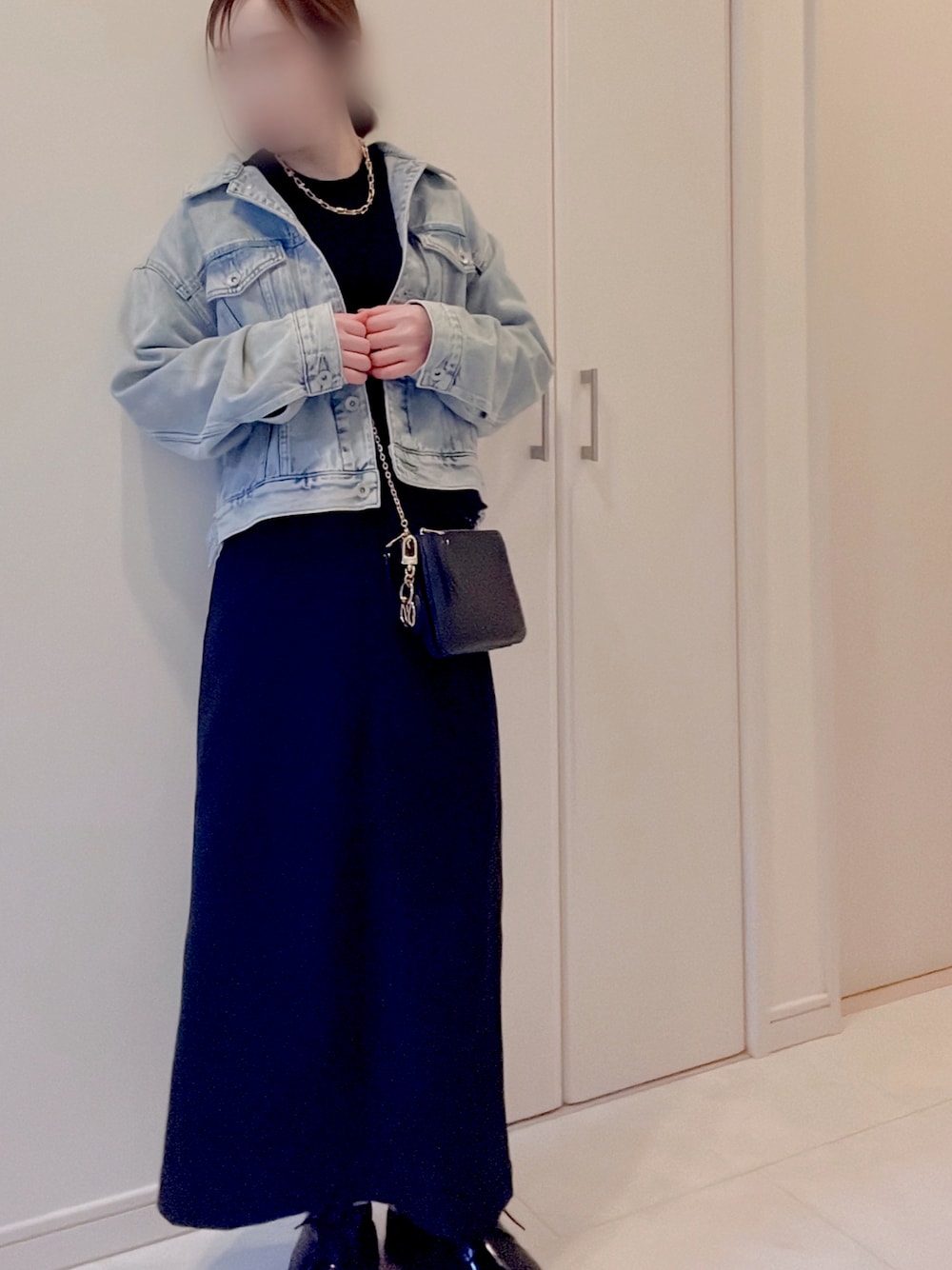 「UNIQLO、ユニクロ、デニムショートジャケット、お出かけコーデ日記、大人かわいい、スカートコーデ、プチプラ、低身長コーデ、ママコーデ」｜「coca（coca）のアイテム（Tシャツ/カットソー、ブラック系）」を使った、☺︎♥♡Ree♡♥☺︎さん（レディース・152cm）の春コーディネートの1枚目の写真