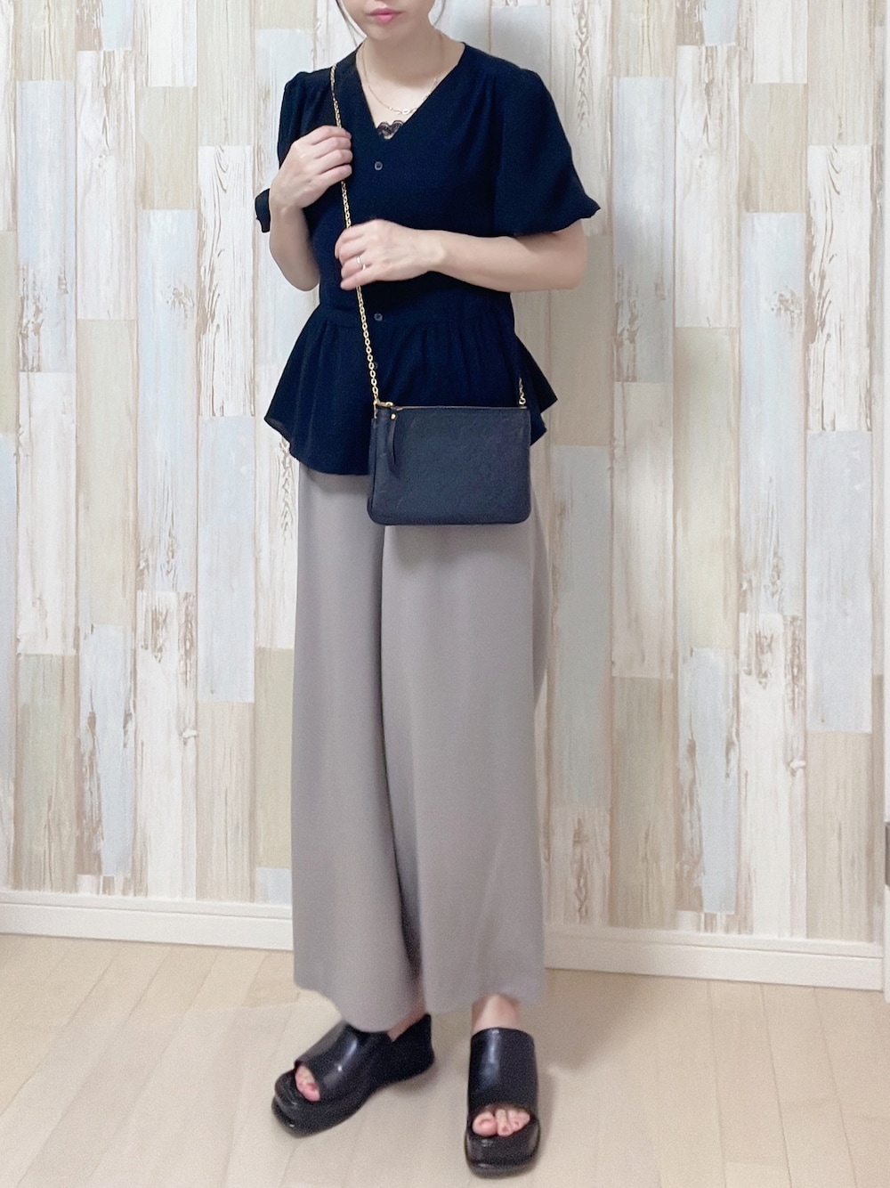 「きれいめカジュアル、大人女子、低身長、UNIQLO、スカートスタイル、モノトーンコーデ、いいね、save、フォローお願いします🤑」｜「UNIQLOのVネックボリュームスリーブブラウス（半袖）（シャツ/ブラウス、ブラック系）」を使った、☺︎♥♡Ree♡♥☺︎さん（レディース・152cm）の夏コーディネートの1枚目の写真