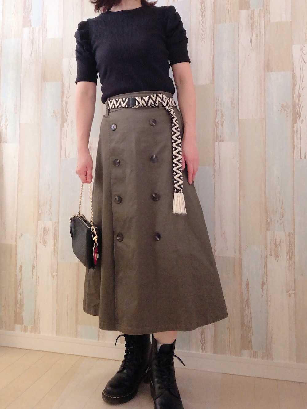 「今日のコーデ、休日スタイル、秋色、秋服準備はじめました、ブーツコーデ、ドクターマーチン8ホール、スカートコーデ」｜「LOUIS VUITTONのアイテム（ショルダーバッグ、ブラック系）」を使った、☺︎♥♡Ree♡♥☺︎さん（レディース・152cm）の秋コーディネートの1枚目の写真