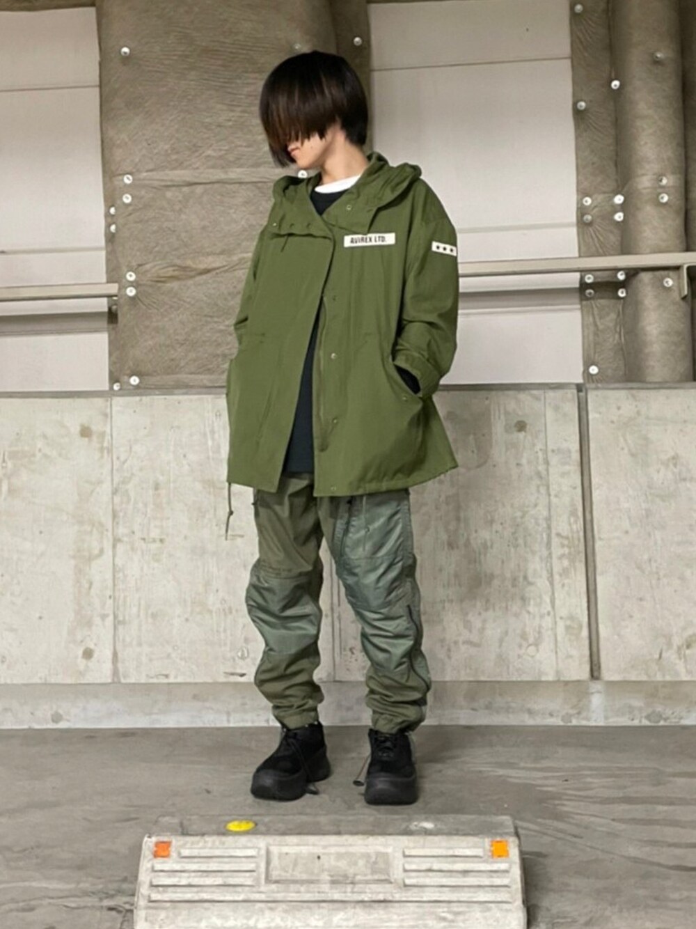「モッズコート、カジュアル、AVIREX、冬コーデ、カーゴパンツ、ラフ、SALOMON、秋コーデ、AVIREXBelle、avirexなんば」｜「AVIREXのプリントジッププルオーバー/ PRINT ZIP PULLOVER（シャツ/ブラウス、ブラック系）」を使った、フウヤさん（メンズ・160cm）の秋コーディネートの1枚目の写真
