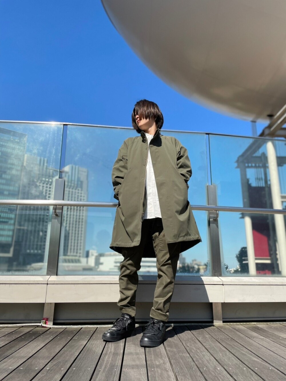 「ミリタリー、シンプル、NIKE、ステンカラーコート、AVIREX、アースカラー、AIR FORCE 1、シンプルコーデ、ミリタリーコーデ、avirexなんば」｜「AVIREXの【AVIREX FLYER’S】ロングスリーブ ジップ シャツ/ LS ZIP SHIRT AF / アヴィレックス / AVIREX（シャツ/ブラウス、ホワイト系）」を使った、フウヤさん（メンズ・160cm）の秋コーディネートの1枚目の写真