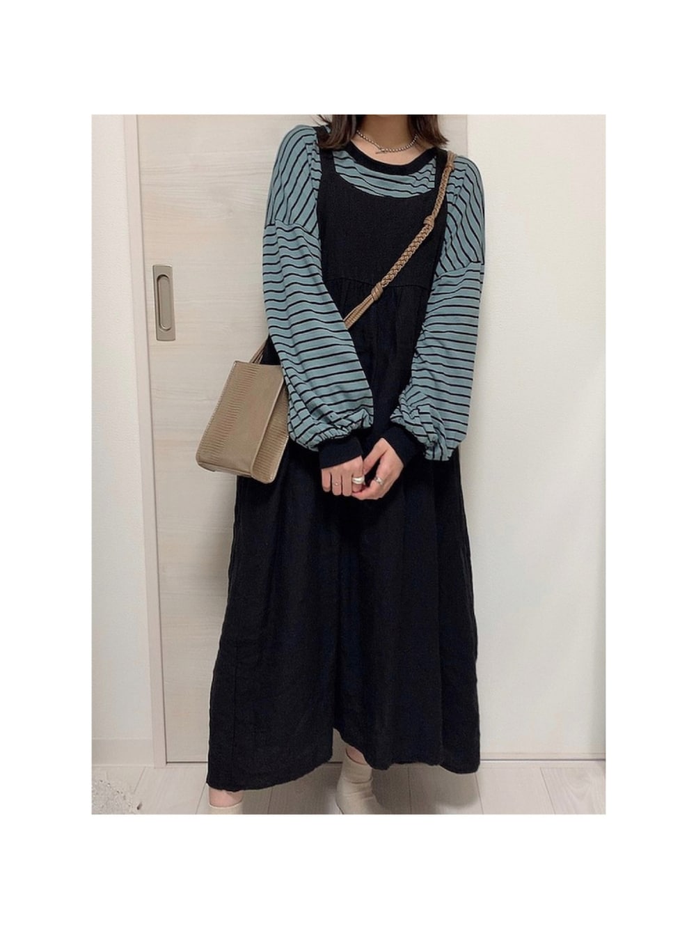 「ボーダートップス、エプロンワンピース、ミニバッグ、黒ワンピ、Crisp、カジュアルコーデ、ボーダーTシャツ、ゆるコーデ、リネンワンピース、クリスプ、シルバーアクセサリー、寒色コーデ、青ボーダー、ボールチェーン、ブルーボーダー」｜「Crispのバックリボンエプロンワンピース（ワンピース、ブラック系）」を使った、TK。さん（レディース・155cm）の秋コーディネートの1枚目の写真
