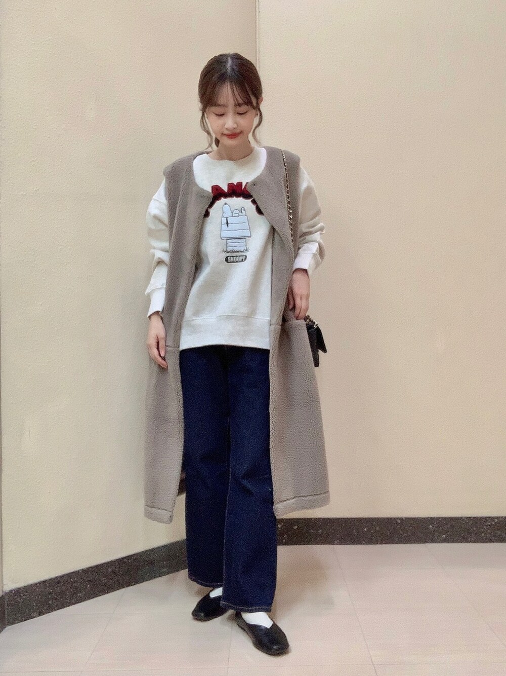 ホワイト系のスウェット、ブルー系のデニムパンツ、ブラック系のショルダーバッグを着用したレディースの秋コーディネートの1枚目の写真