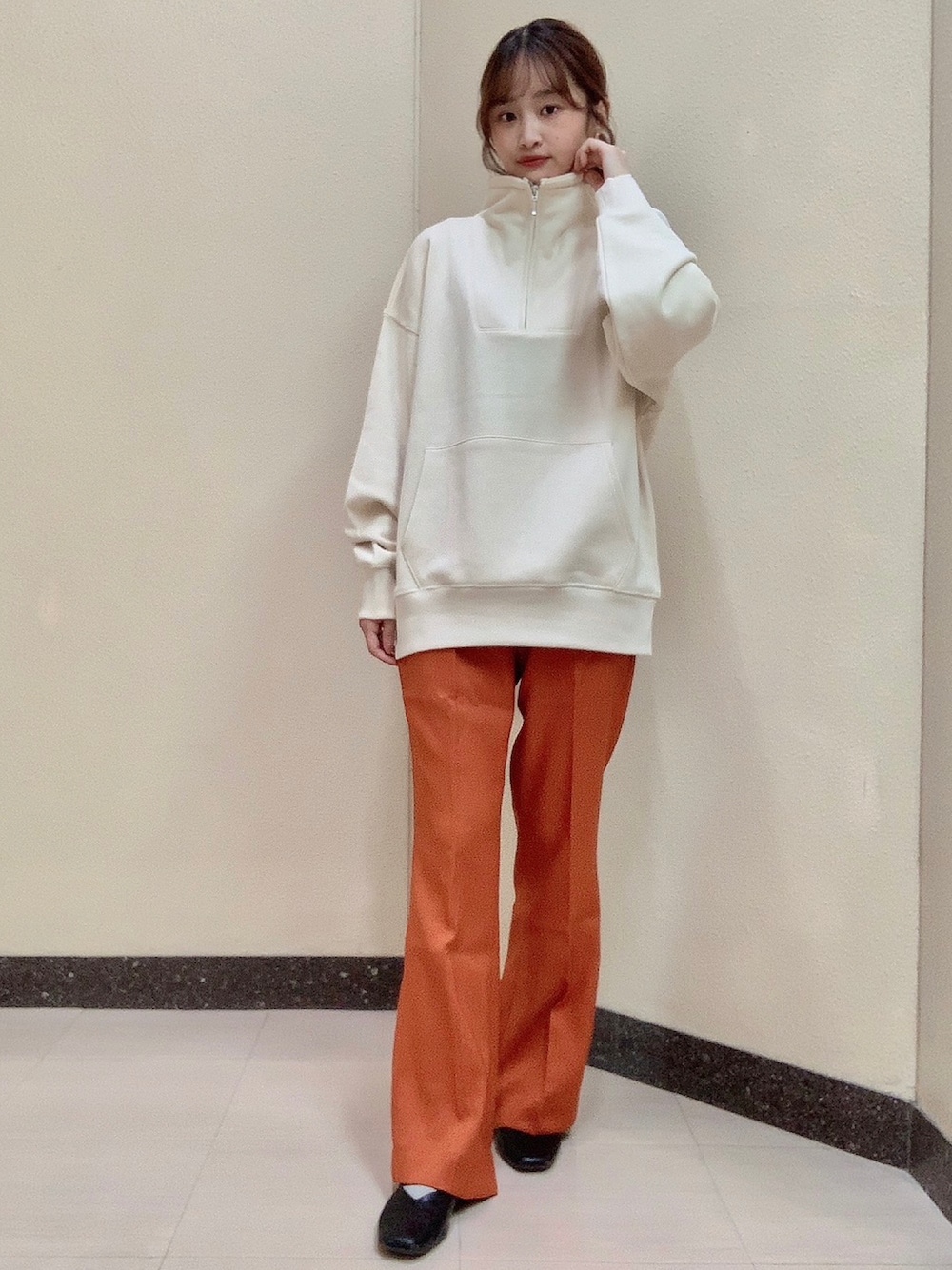 ホワイト系のスウェット、オレンジ系のその他パンツを着用したレディースの秋コーディネートの1枚目の写真