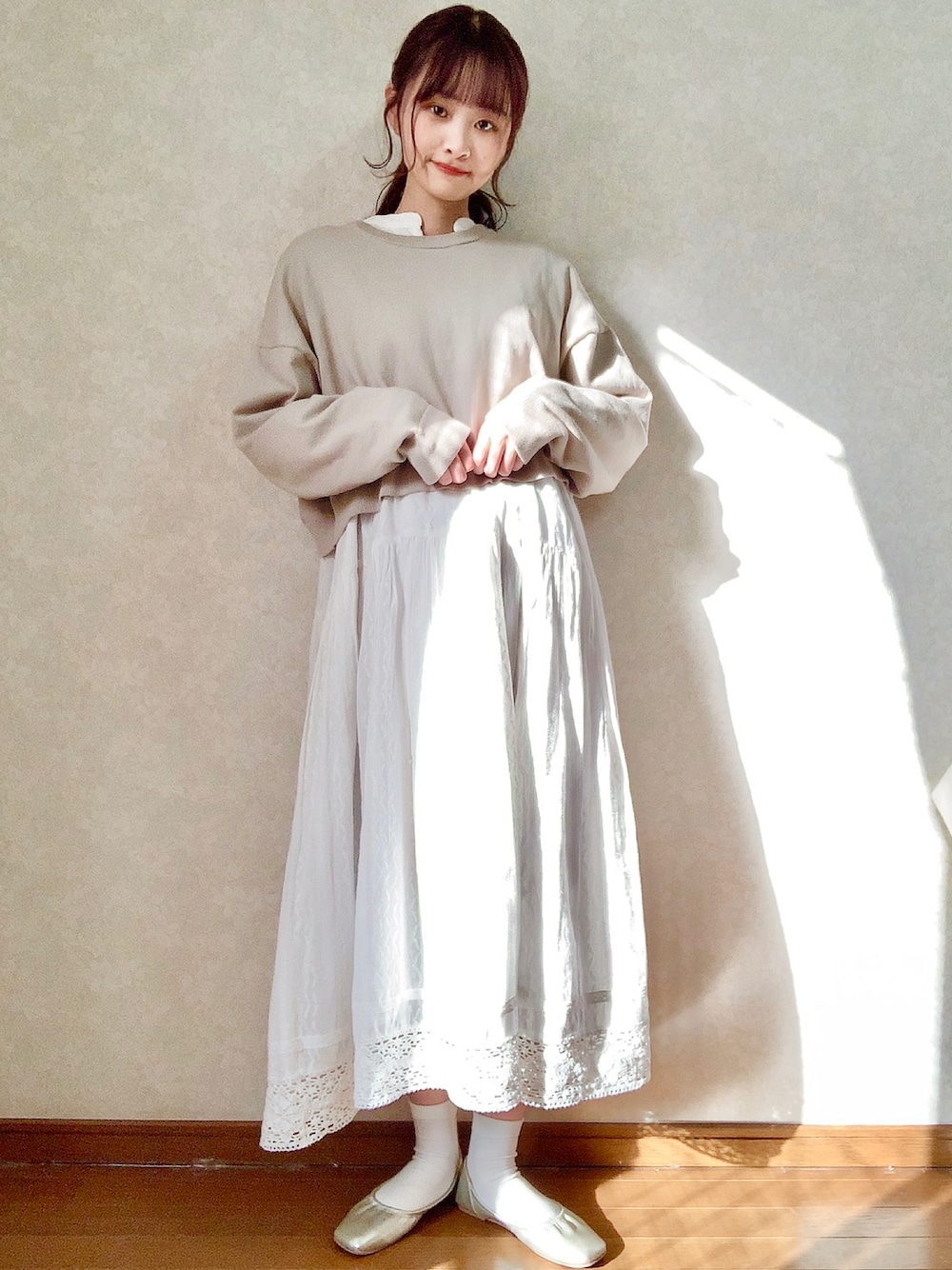 ベージュ系のTシャツ/カットソー、ホワイト系のワンピースを着用したレディースの春コーディネートの1枚目の写真