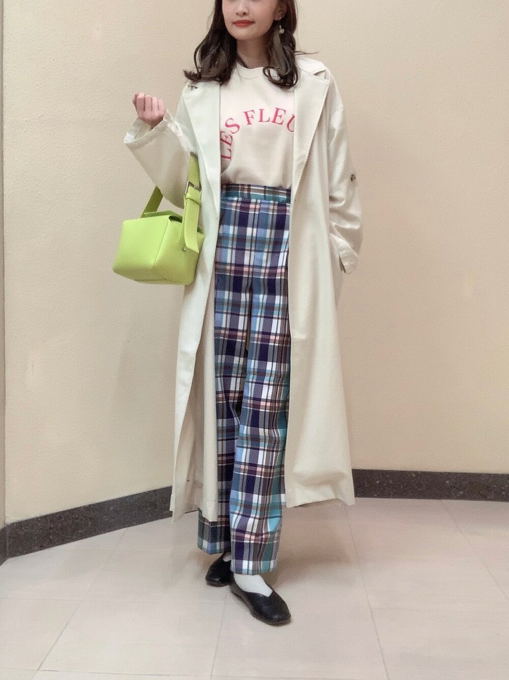 「春コーデ、AMERICAN HOLIC、アメリカンホリック、アメホリ、チェック、チェックパンツ、ストレートパンツ、春カラー、春服、おしゃれさんと繋がりたい、ootd」｜「AMERICAN HOLICの花粉防止ニュアンストレンチコート（トレンチコート、ホワイト系）」を使った、sayaka..さん（レディース・156cm）の冬コーディネートの1枚目の写真