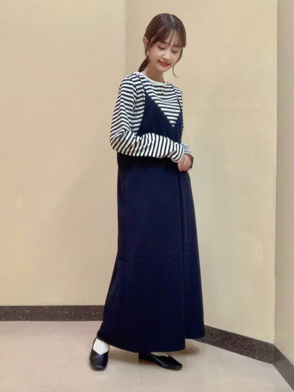 ブルー系のワンピース、ホワイト系のTシャツ/カットソーを着用したレディースの秋コーディネートの1枚目の写真