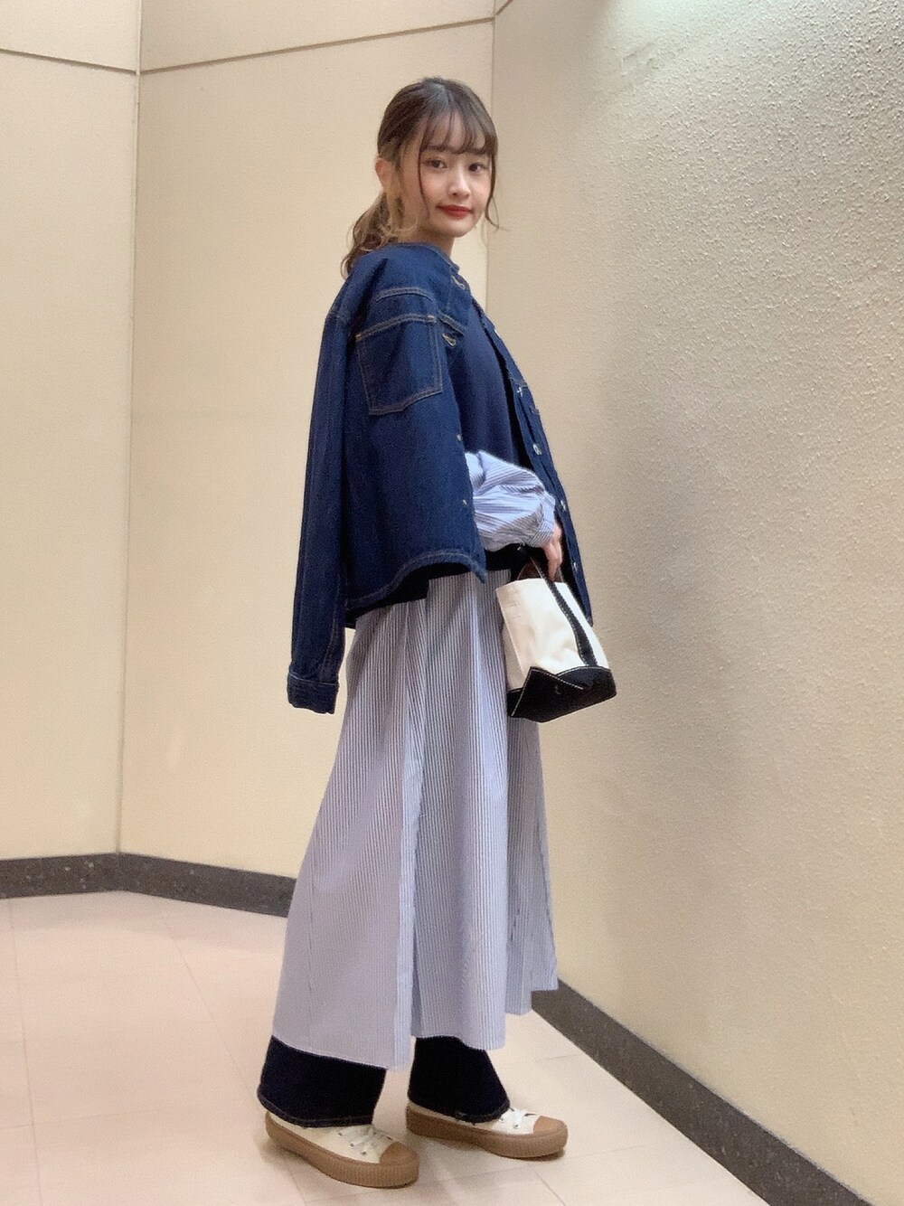 「大人カジュアル、デニム、デニムジャケット、ワンピース、AMERICAN HOLIC、アメリカンホリック、アメホリ、クラフトスタンダードブティック、CRAFT STANDARD BOUTIQUE、セットアイテム、ニットシャツワンピ、いいね、save、フォローお願いします🤑、ootd」｜「AMERICAN HOLICのノーカラーGジャン（デニムジャケット、ブルー系）」を使った、sayaka..さん（レディース・156cm）の冬コーディネートの1枚目の写真