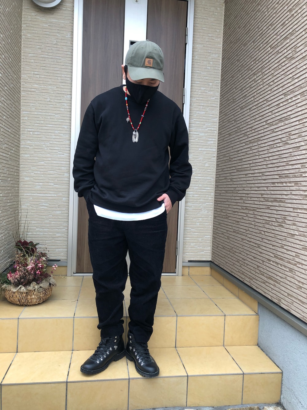 「カーハート、キャップ、ゴローズ、ネイティブアクセサリー、GU、コーデュロイパンツ、黒コーデ、ブーツ、ディエメ、ワークブーツ」｜「GUのアイテム（その他パンツ、ブラック系）」を使った、masa5715さん（メンズ・172cm）の冬コーディネートの1枚目の写真