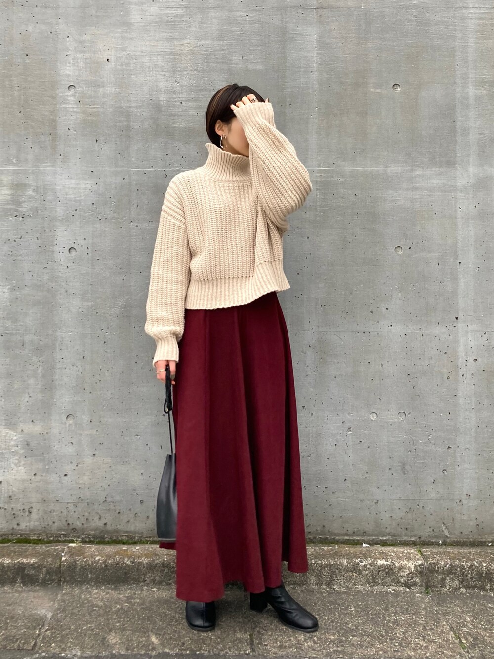 「大人カジュアル、きれいめカジュアル、大人コーデ、ショートヘア、スカート、フレアスカート、ニット、ハイネック、クラシカル、冬コーデ」｜「RAY CASSINのざっくり編みタートルニットプルオーバー（ニット/セーター、ベージュ系）」を使った、Yukiさん（レディース・161cm）の冬コーディネートの1枚目の写真
