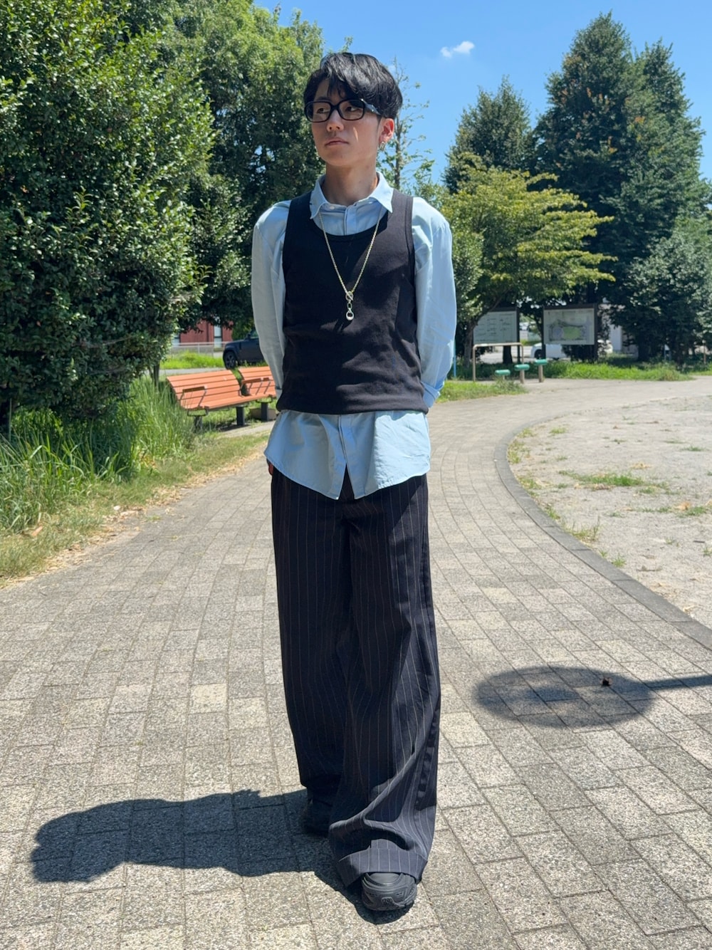 「タンクトップ、シャツスタイル、夏ファッション、キレイめ、UNIQLO、soerte、COS、ローファー、おしゃれさんと繋がりたい、シルバーアクセサリー、ストライプパンツ、アイウェア、きれいめカジュアル、低身長コーデ、さわやか」｜「soerteのWide straight slacks/ワイドストレートスラックスパンツ（スラックス、ブラック系）」を使った、ryuya_98さん（骨格ストレート・メンズ・170cm）の夏コーディネートの1枚目の写真