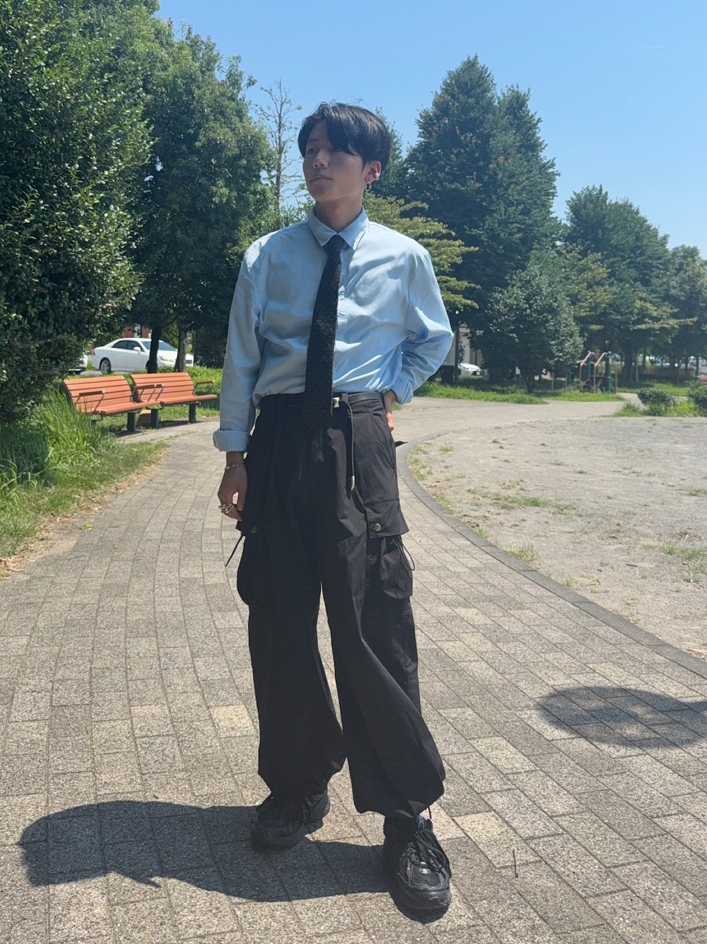 「夏ルックで気分アップ、カーゴパンツ、COS、soerte、New Balance、シャツ、ネクタイ、きれいめカジュアル、骨格ストレート」｜「soerteのWide straight tech cargo pants (Washer nylon)/ワイドストレートテックカーゴパンツ（ワッシャーナイロン）（カーゴパンツ、ブラック系）」を使った、ryuya_98さん（骨格ストレート・メンズ・170cm）の夏コーディネートの1枚目の写真