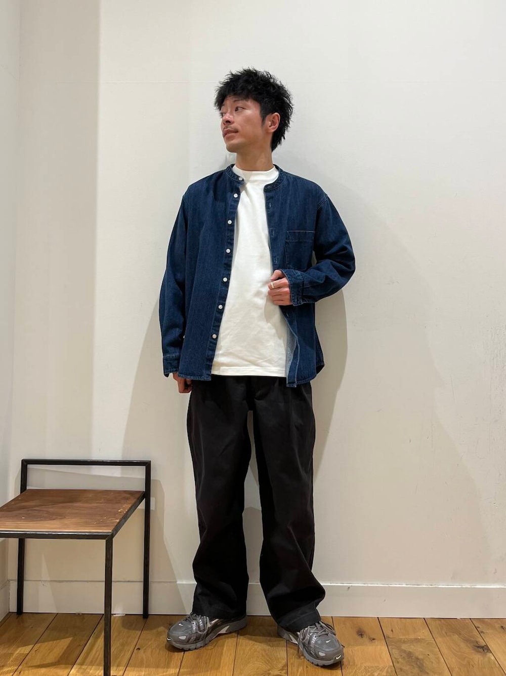 ブラック系のその他パンツ、ブルー系のシャツ/ブラウス、ホワイト系のTシャツ/カットソーを着用したメンズの春コーディネートの1枚目の写真