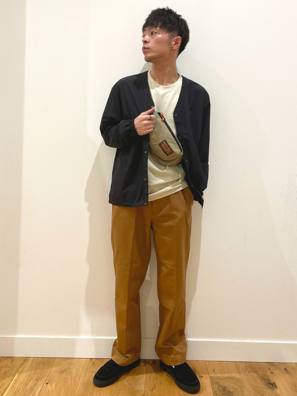 「秋のコーデ、休日スタイル、シンプルスタイル、オトナカジュアル、ローファー、BURLAP OUTFITTER、秋色、黒、ブラック、カーディガン、MYSTERY RANCH」｜「BURLAP OUTFITTERの【別注】BURLAP OUTFITTER×DOORS　SupplexNylon CARDIGAN（カーディガン/ボレロ、ブラック系）」を使った、みやさんさん（メンズ・171cm）の秋コーディネートの1枚目の写真