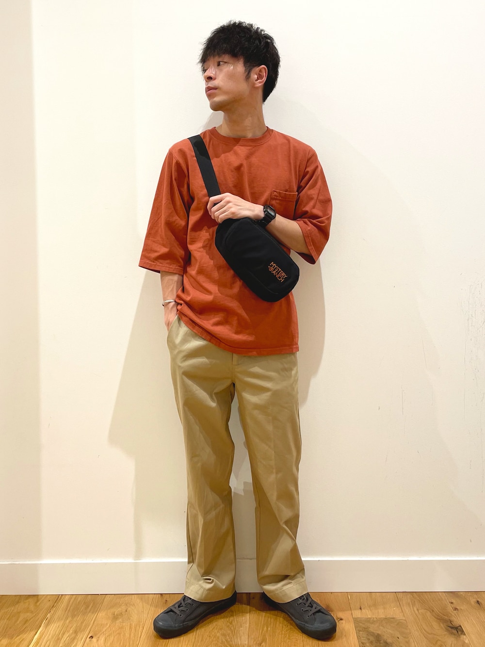 「シンプル、秋のコーデ、秋色、大人カジュアル、休日スタイル、シンプルコーデ、MYSTERY RANCH、goodwear、秋コーデ」｜「Goodwear(Since1983)の【別注】Goodwear×DOORS　6分袖ポケットTシャツ（Tシャツ/カットソー、レッド系）」を使った、みやさんさん（メンズ・171cm）の夏コーディネートの1枚目の写真