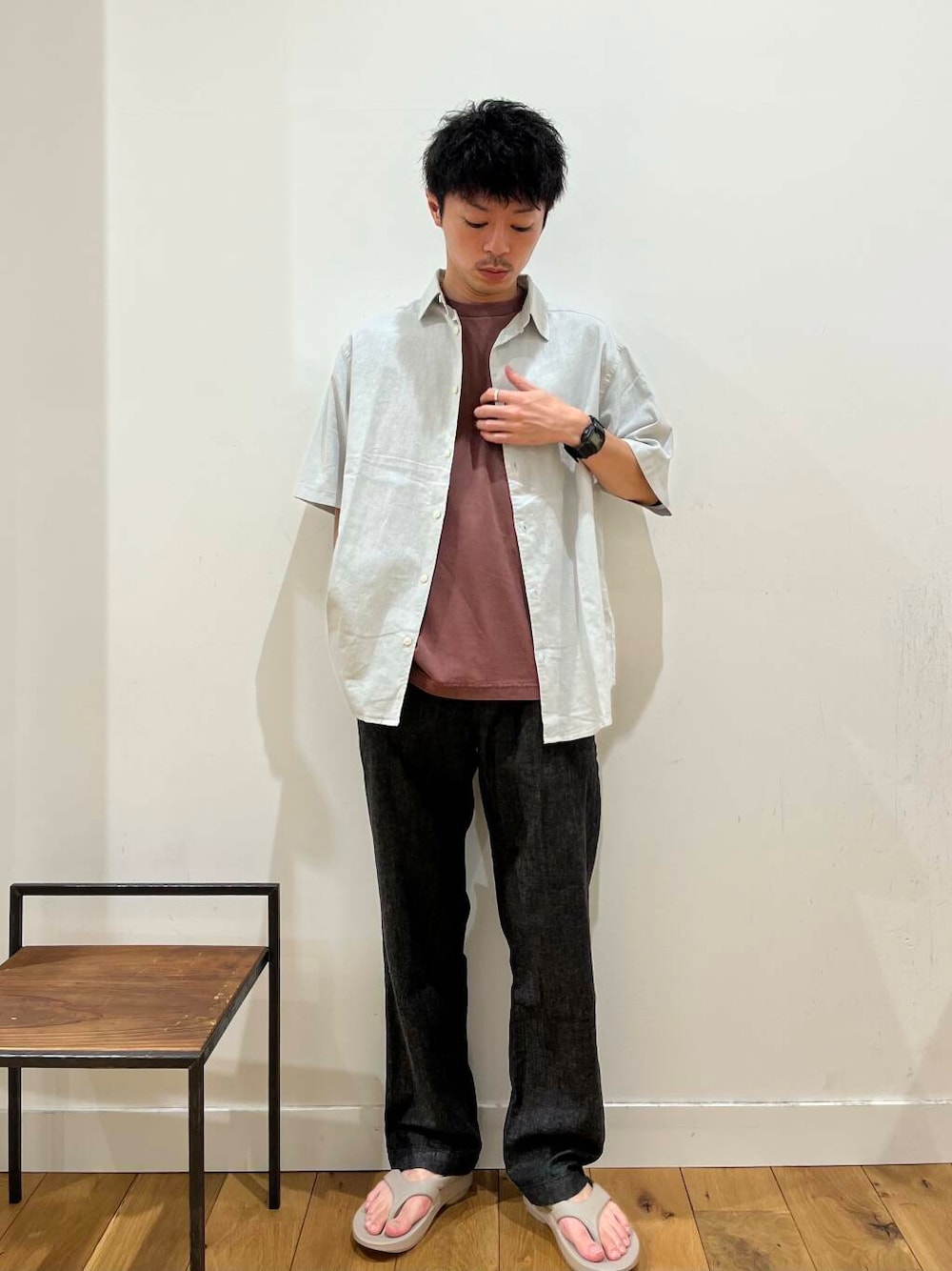 「シャツ、シャツスタイル、サンダル、アーバンリサーチドアーズ、夏、半袖、doors、メンズスタイル、メンズ、mens、旅行コーデ、帰省コーデ、私が選ぶセールアイテム25ss」｜「URBAN RESEARCH DOORSのヘンプコットン レギュラーカラーシャツ（シャツ/ブラウス、グレー系）」を使った、みやさんさん（メンズ・171cm）の夏コーディネートの1枚目の写真