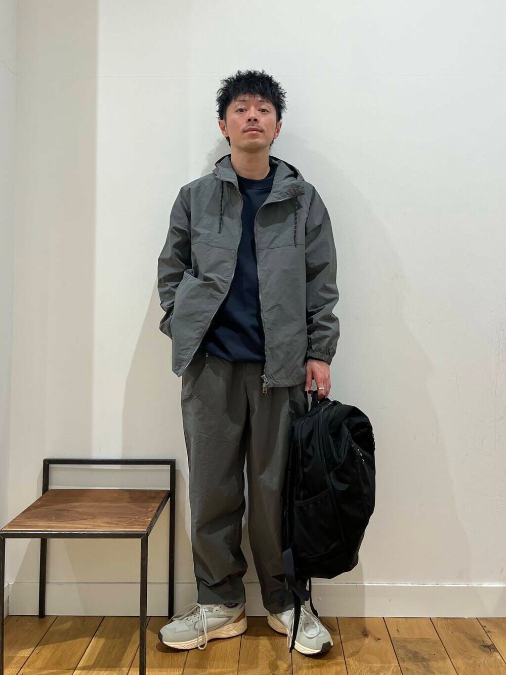 「スニーカー、カジュアル、春、doors、EKAL、moonSTAR、メンズスタイル、メンズ、mens、カジュアルセットアップスタイル」｜「MoonStarの『別注』MOONSTAR×DOORS　STUDEN（スニーカー、グレー系）」を使った、みやさんさん（メンズ・171cm）の春コーディネートの1枚目の写真