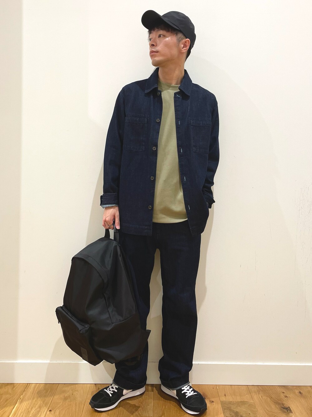 「スニーカー、デニム、カジュアル、NIKE、デニムジャケット、秋のコーデ、デニムシャツ、スニーカーコーデ、休日スタイル、デニムオンデニム」｜「URBAN RESEARCH DOORSのブリザテックナイロンキャップ（キャップ、ブラック系）」を使った、みやさんさん（メンズ・171cm）の秋コーディネートの1枚目の写真