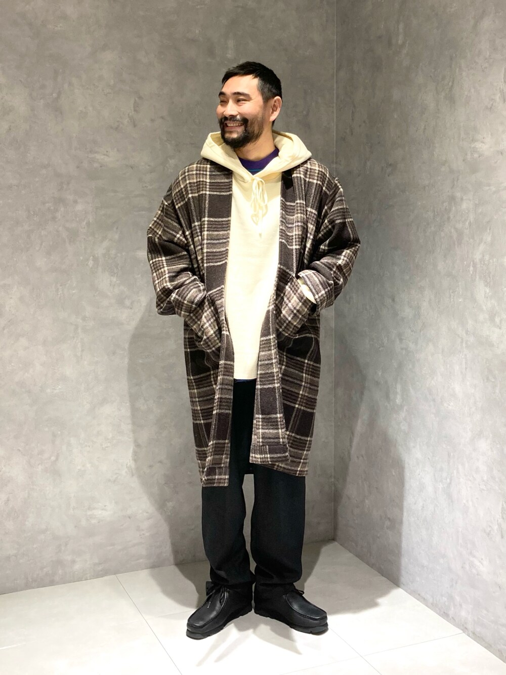 「大人カジュアル、秋冬コーデ、シンプルスタイル、ニット、JOURNAL STANDARD relume、relume、スラックス、コート、コートスタイル、ブランケット、ロングコート、休日スタイル、リラックススタイル、ニットコーデ、パーカー」｜「JOURNAL STANDARD relumeのTECH WOOL WASHABLE スラックス（スラックス、ブラック系）」を使った、hotokun0111さん（メンズ・173cm）の秋コーディネートの1枚目の写真