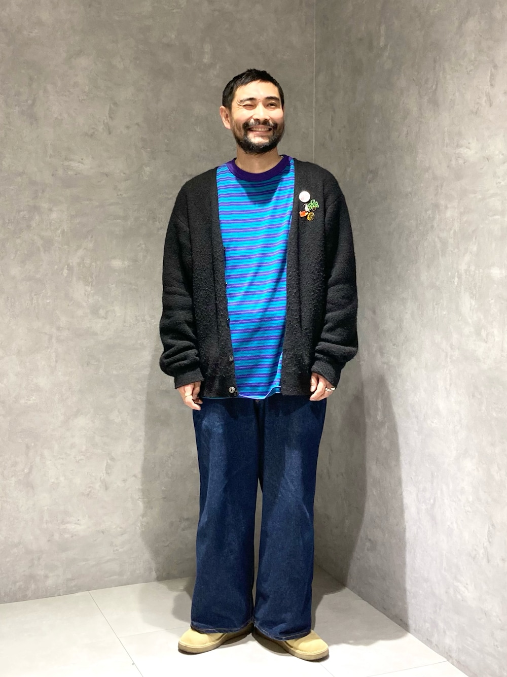 その他のトップス、ブルー系のデニムパンツ、ブラック系のカーディガン/ボレロを着用したメンズの秋コーディネートの1枚目の写真