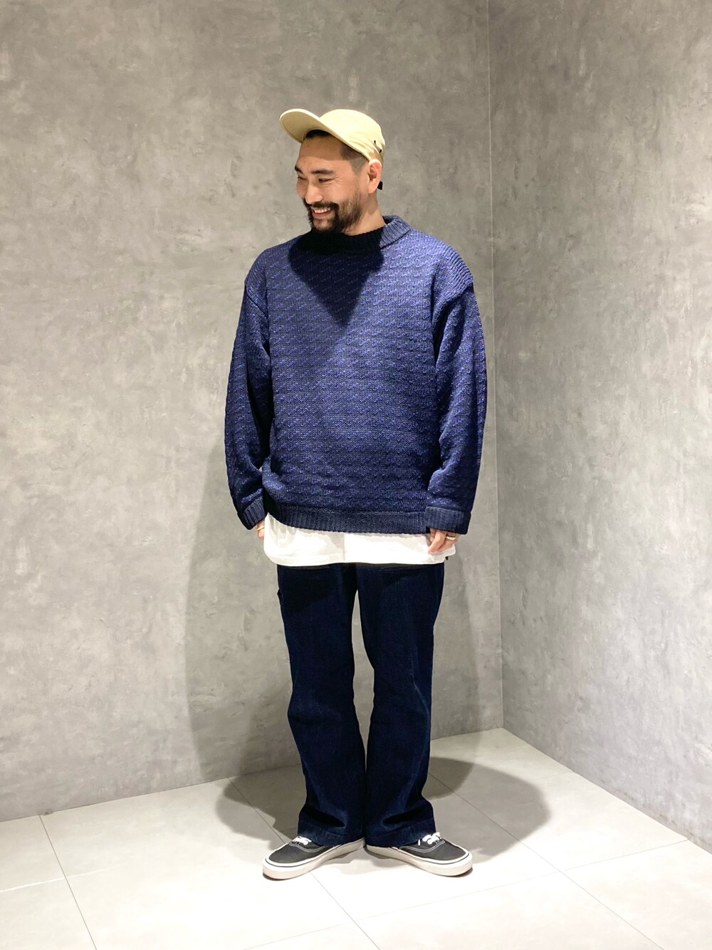 ブルー系のデニムパンツ、ブルー系のニット/セーター、ブルー系のニット/セーターを着用したメンズの秋コーディネートの1枚目の写真