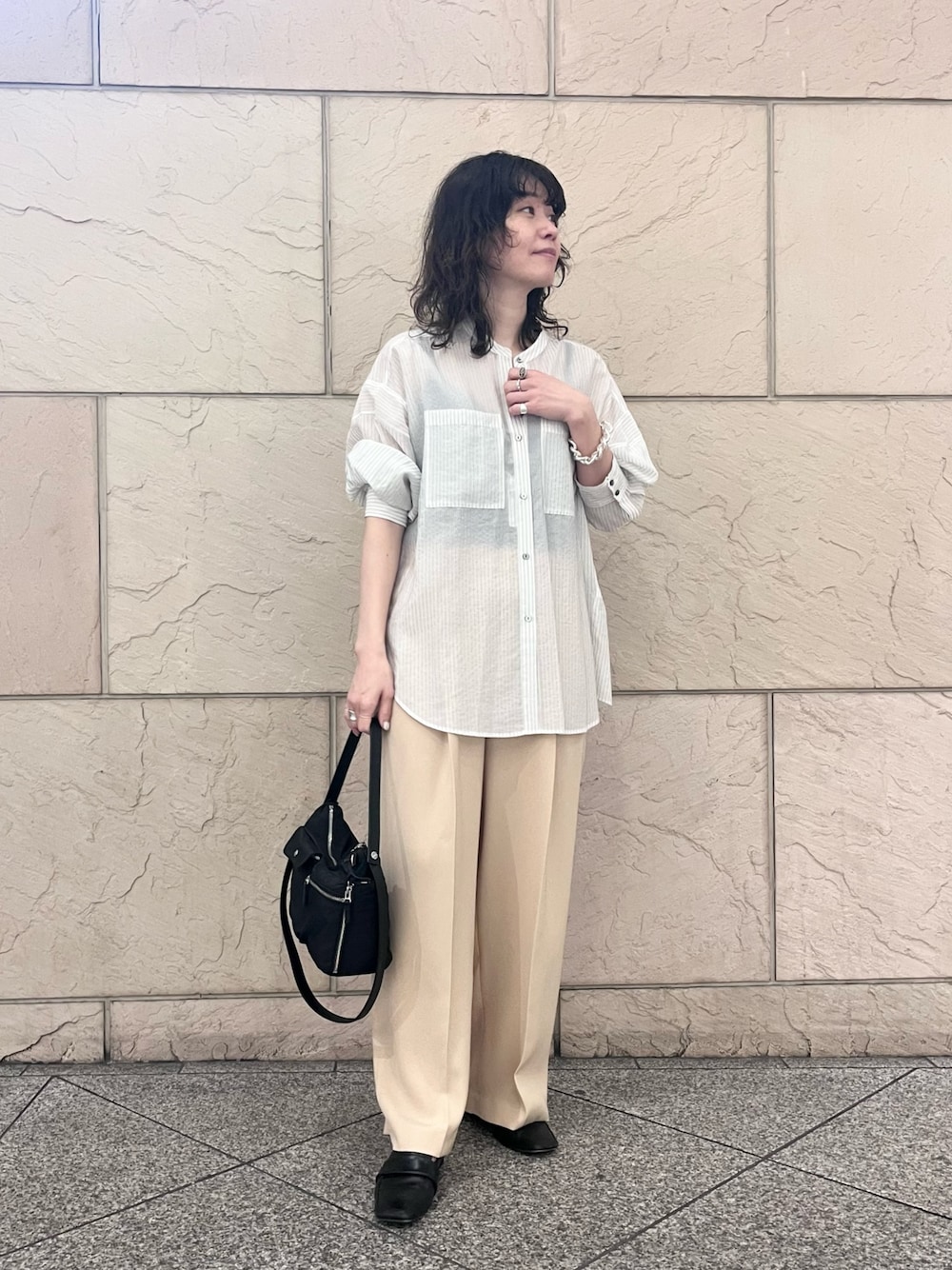 ホワイト系のシャツ/ブラウス、ベージュ系のその他パンツ、ブラック系のショルダーバッグを着用したレディースの春コーディネートの1枚目の写真