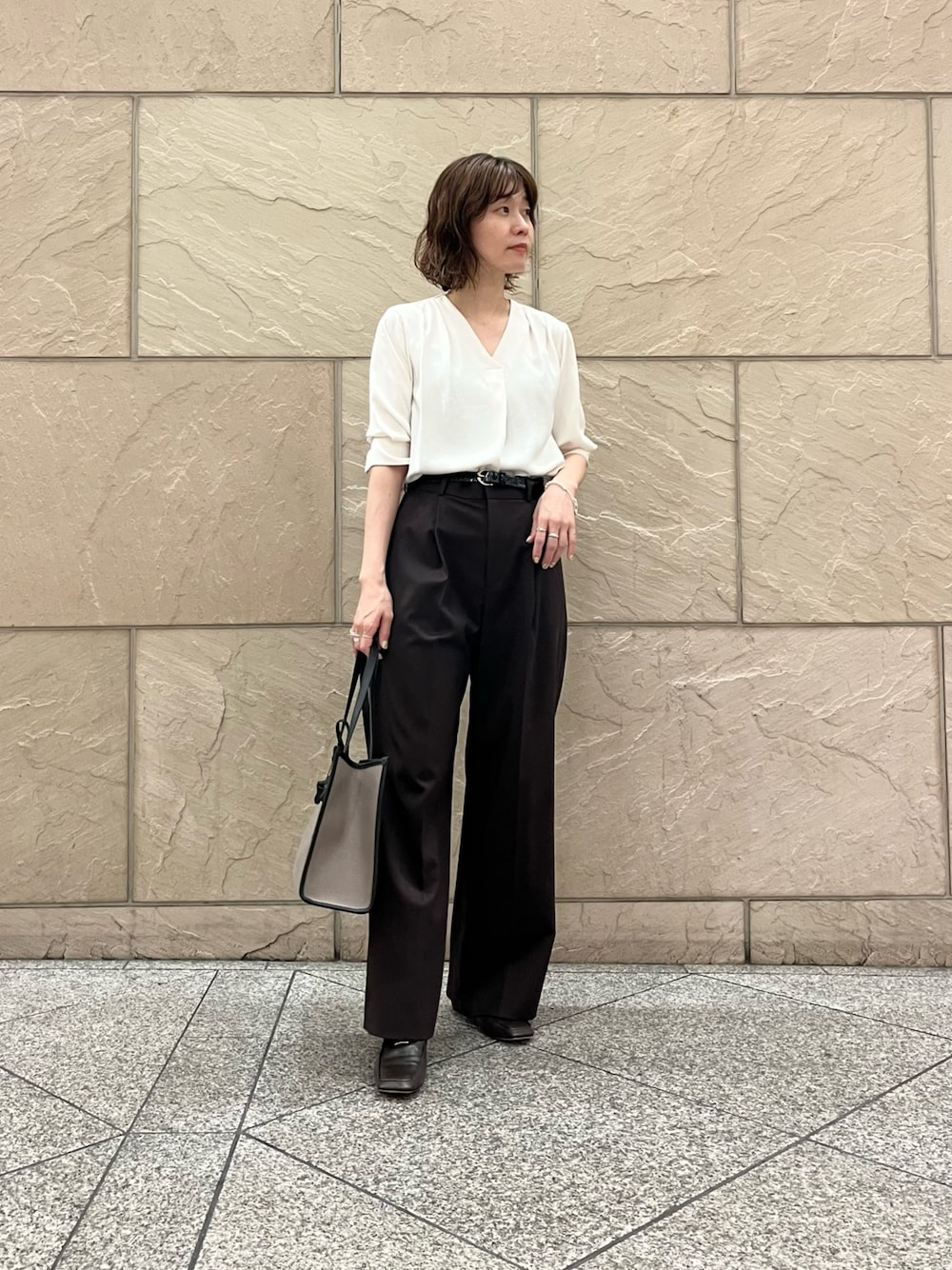 ホワイト系のシャツ/ブラウス、ブラウン系のその他パンツ、グレー系のトートバッグを着用したレディースの夏コーディネートの1枚目の写真