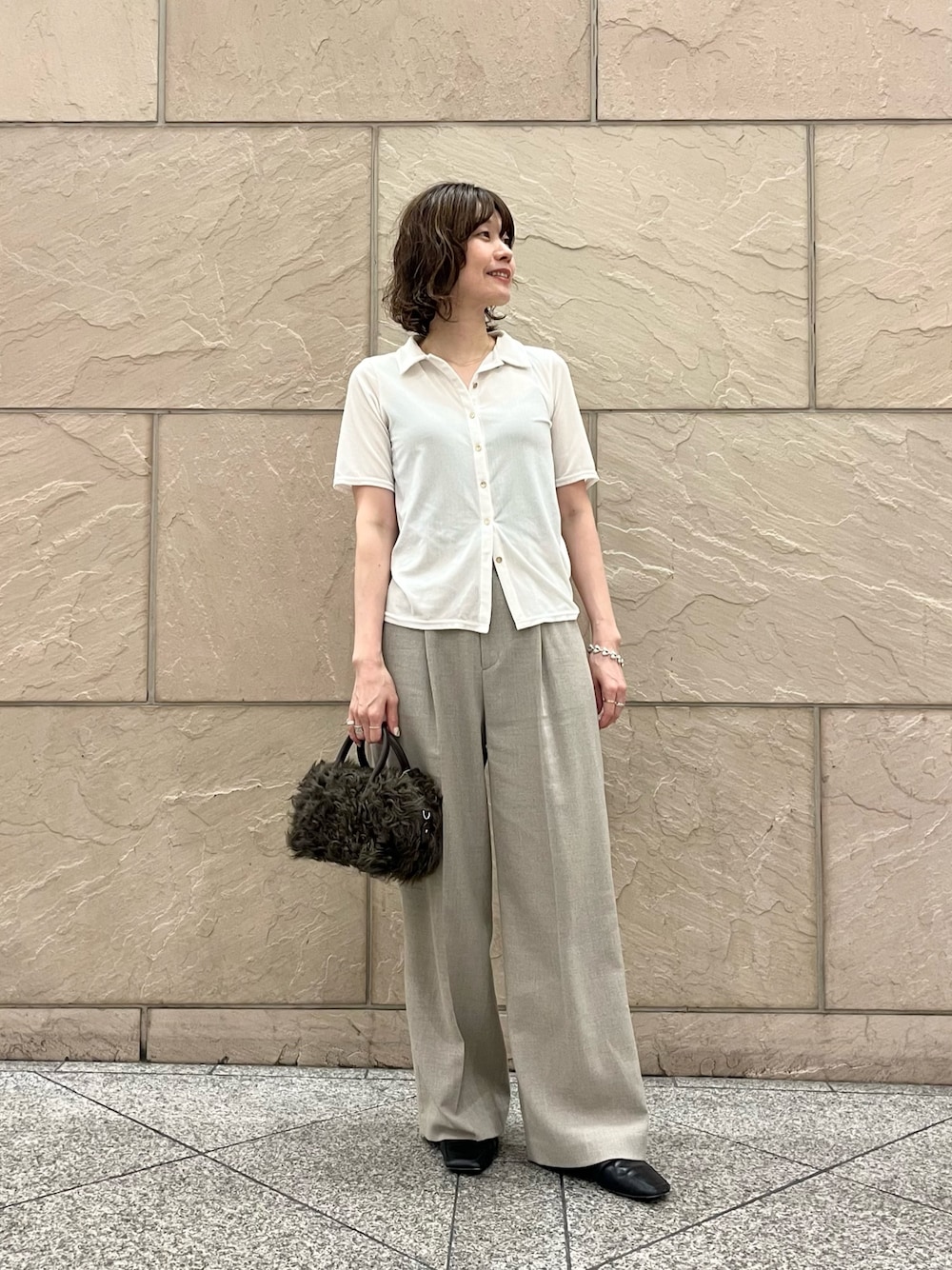 ブラウン系のその他パンツ、ブラウン系のハンドバッグ、ホワイト系のTシャツ/カットソーを着用したレディースの夏コーディネートの1枚目の写真