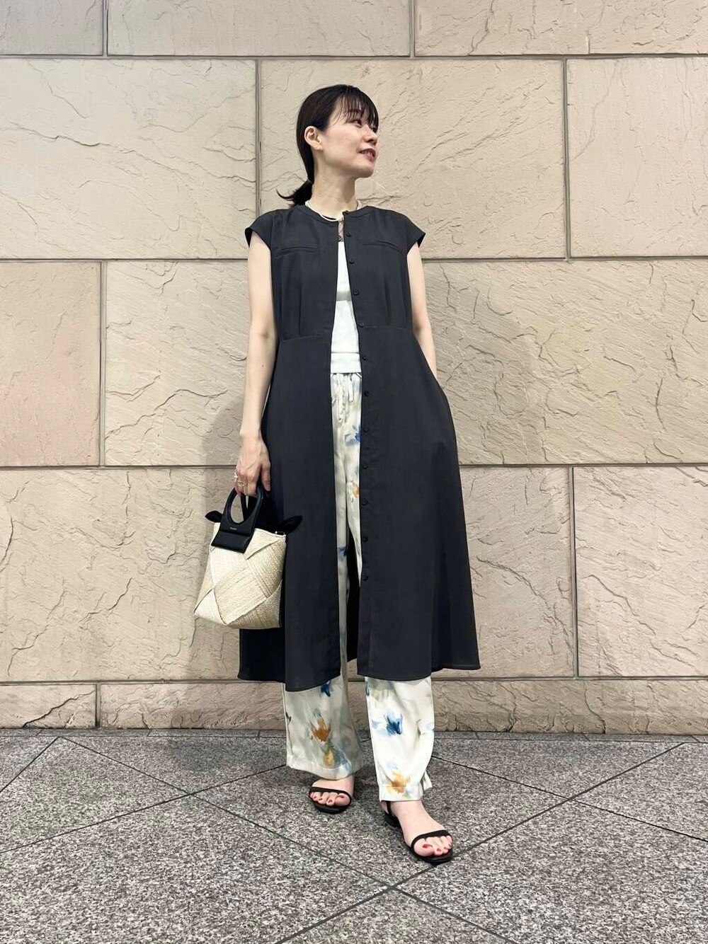 ホワイト系のキャミソール、グレー系のワンピース、その他のその他パンツを着用したレディースの夏コーディネートの1枚目の写真