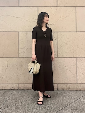 「URBAN RESEARCH ROSSO（アーバンリサーチロッソ）の『一部WEB限定カラー』フォルムニットVネックワンピース（ワンピース、ブラウン系）」を使った、katayoさん（レディース・166cm）の春コーディネート