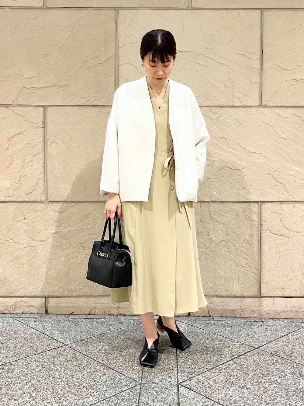 「ワンピース、春コーデ、春アウター、オフィスカジュアル、ROSSO、高身長コーデ、セレモニー、新生活、ナチュラル×ブルベ夏、エレンディーク」｜「URBAN RESEARCH ROSSO WOMENのカシュクールデザインボタンワンピース（ワンピース、ベージュ系）」を使った、katayoさん（レディース・166cm）の冬コーディネートの1枚目の写真