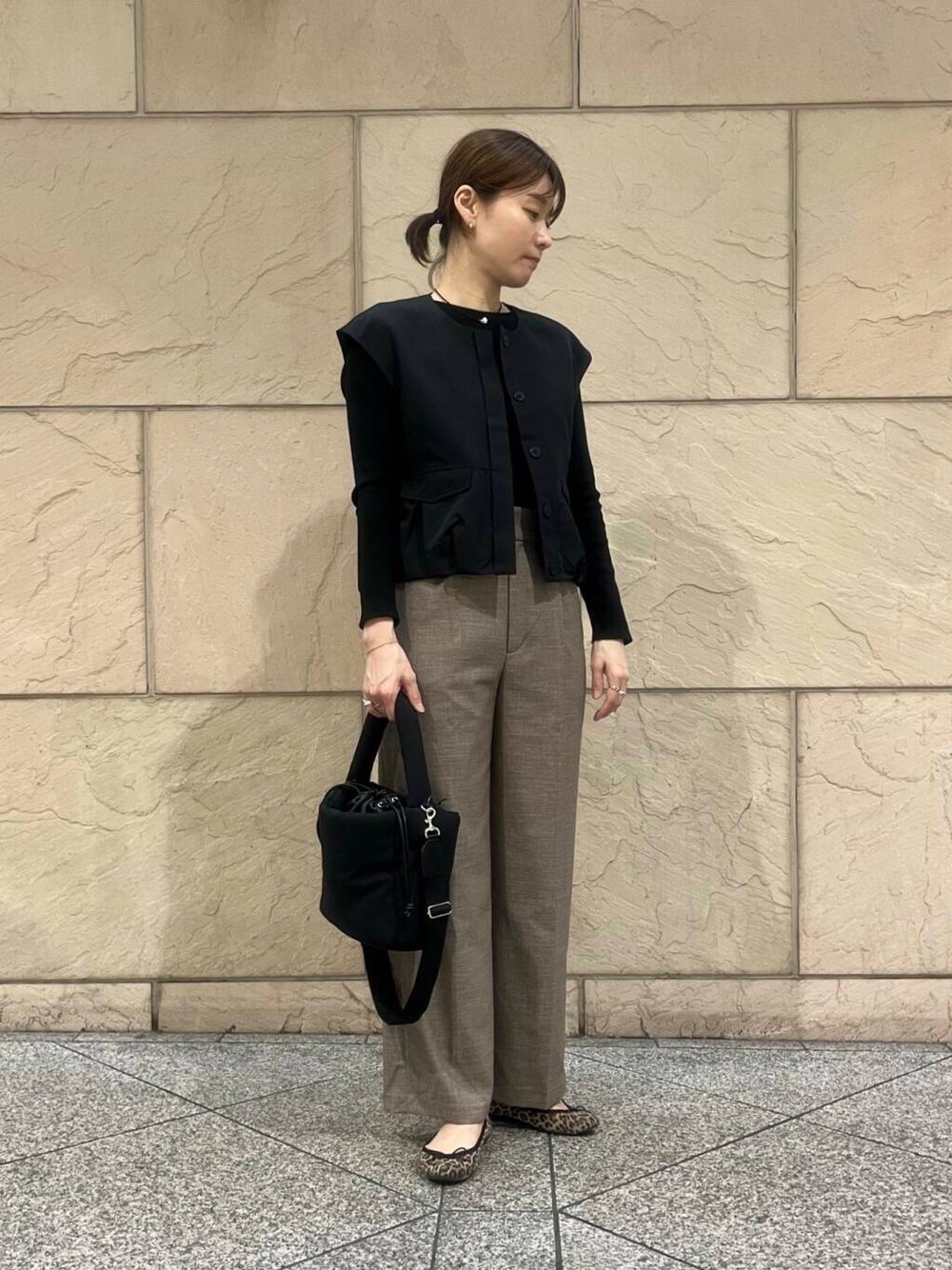 ベージュ系のその他パンツ、ブラック系のTシャツ/カットソー、ブラック系のベストを着用したレディースの秋コーディネートの1枚目の写真