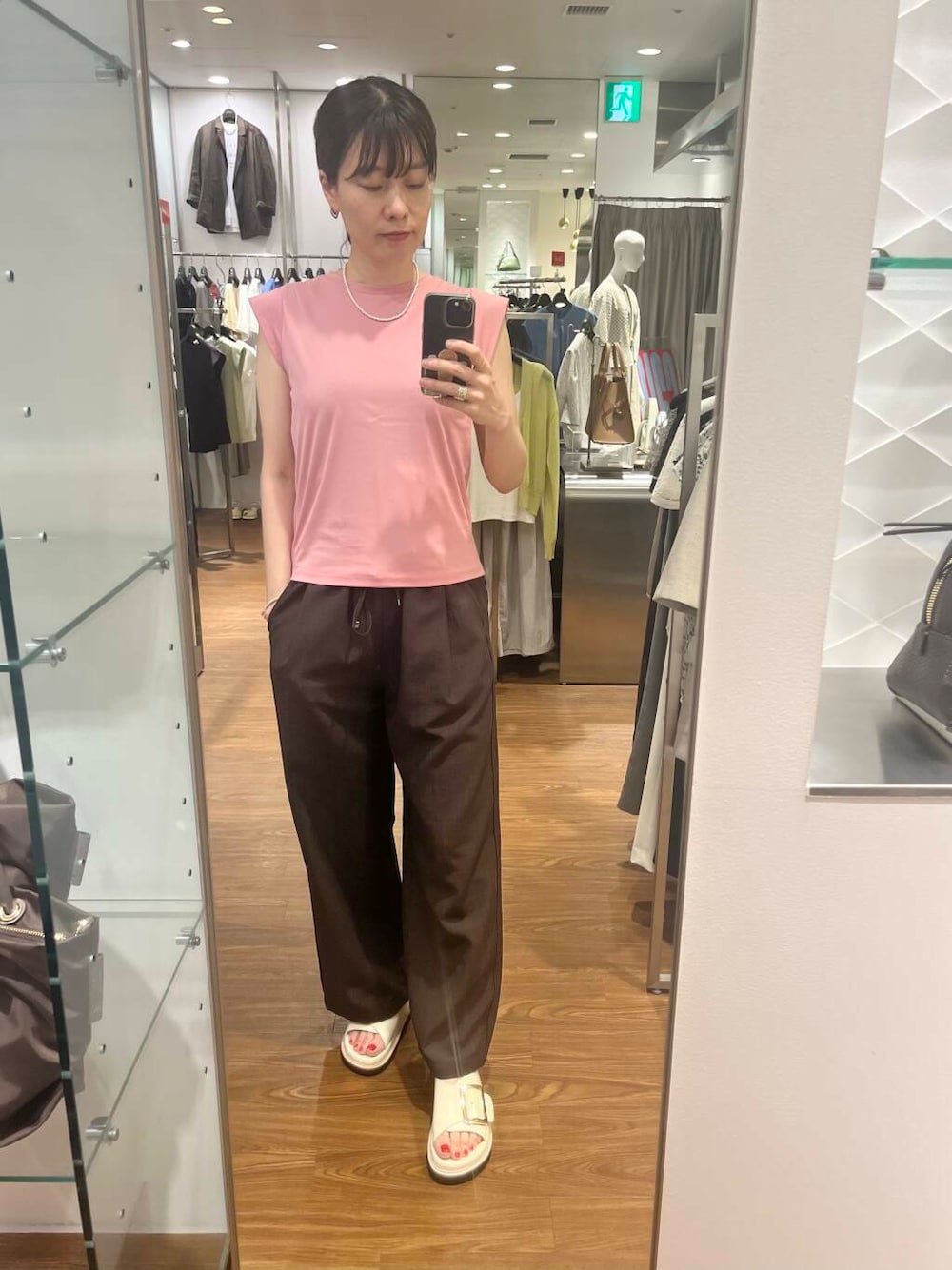 ピンク系のTシャツ/カットソー、ブラウン系のその他パンツ、シルバー系のネックレスを着用したレディースの夏コーディネートの1枚目の写真