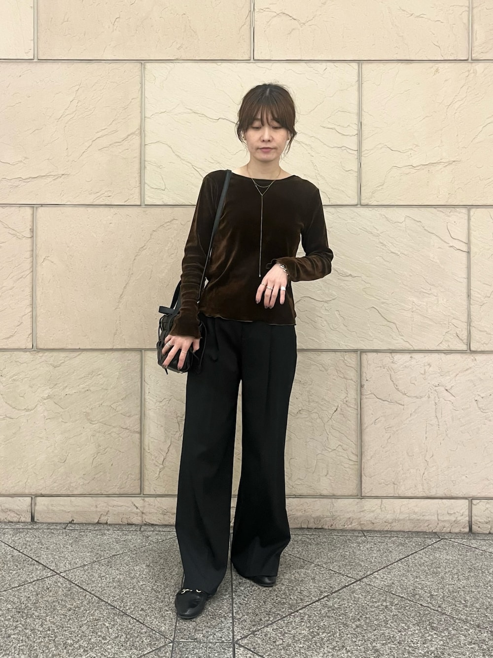 ブラウン系のTシャツ/カットソー、ブラック系のハンドバッグ、ブラック系のヘアゴムを着用したレディースの秋コーディネートの1枚目の写真