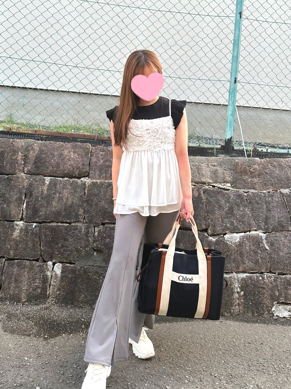 「ビスチェ、休日スタイル、大人かわいい、スニーカーコーデ、プチプラコーデ」｜「Chloeのアイテム（トートバッグ、その他）」を使った、  SAYAKA♡さん（骨格ストレート・レディース・159cm）の秋コーディネートの1枚目の写真