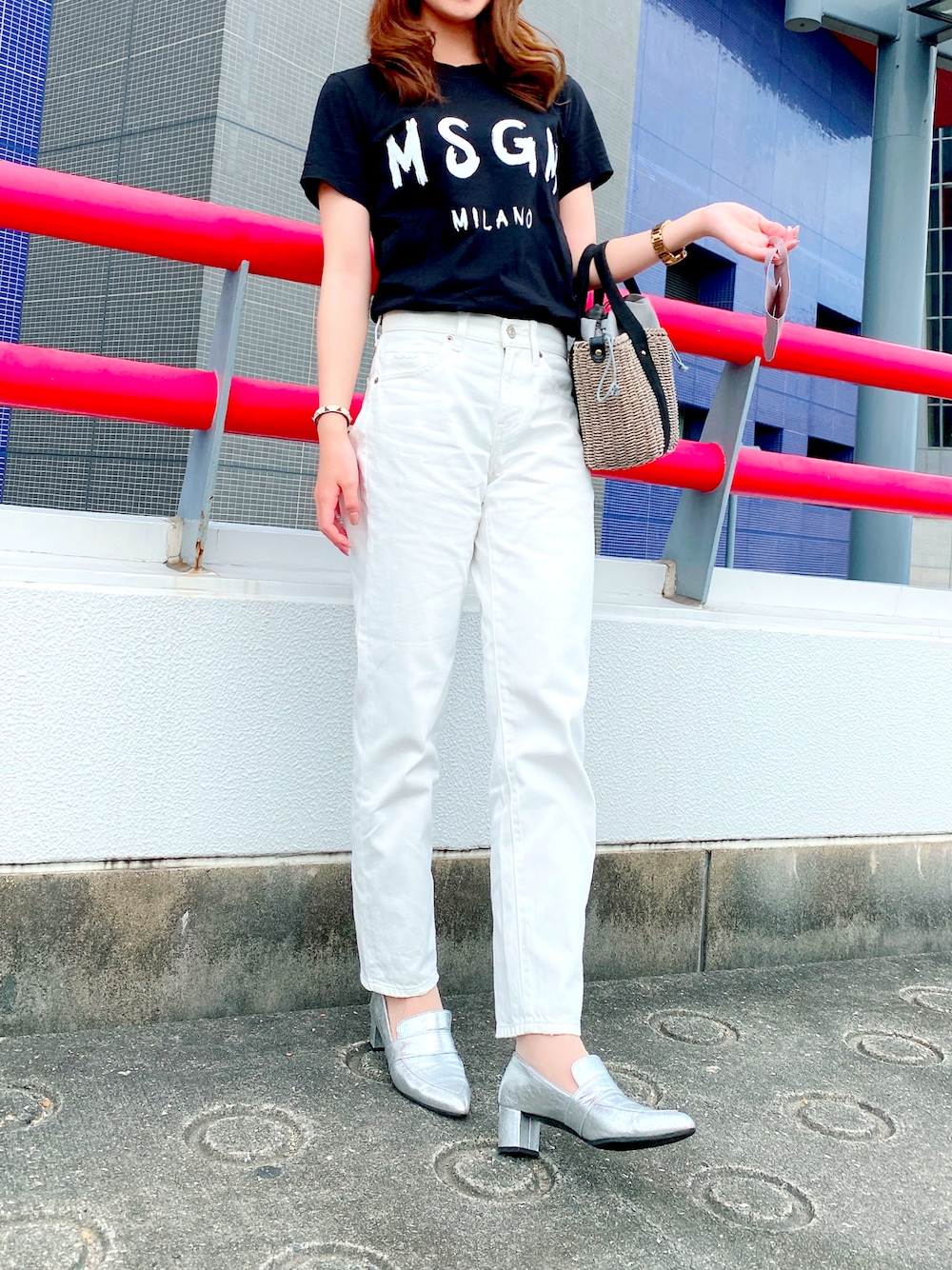 「休日スタイル、カジュアルコーデ、MSGM、白パンツ、UNIQLO」｜「MSGMのMSGM ブラッシュロゴTシャツ（Tシャツ/カットソー、ブラック系）」を使った、  SAYAKA♡さん（レディース・158cm）の夏コーディネートの1枚目の写真