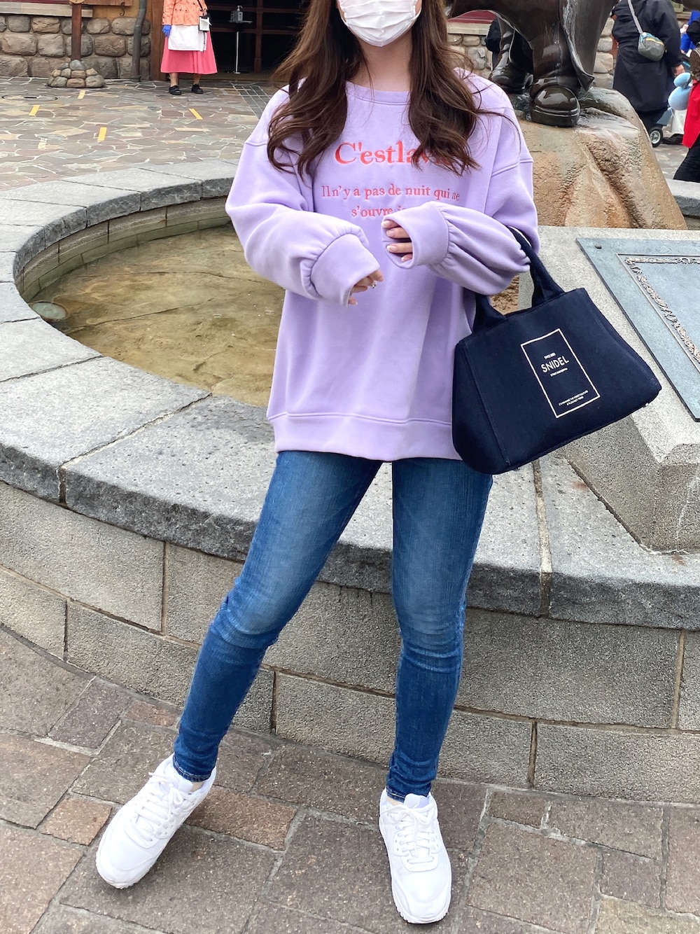 「スウェット、デニム、スニーカー、カジュアルコーデ、パンツスタイル、グレイル、moussy、snidel、NIKE」｜「MOUSSYのWF Rebirth embroidery SKINNY（デニムパンツ、ブルー系）」を使った、  SAYAKA♡さん（レディース・158cm）の春コーディネートの1枚目の写真