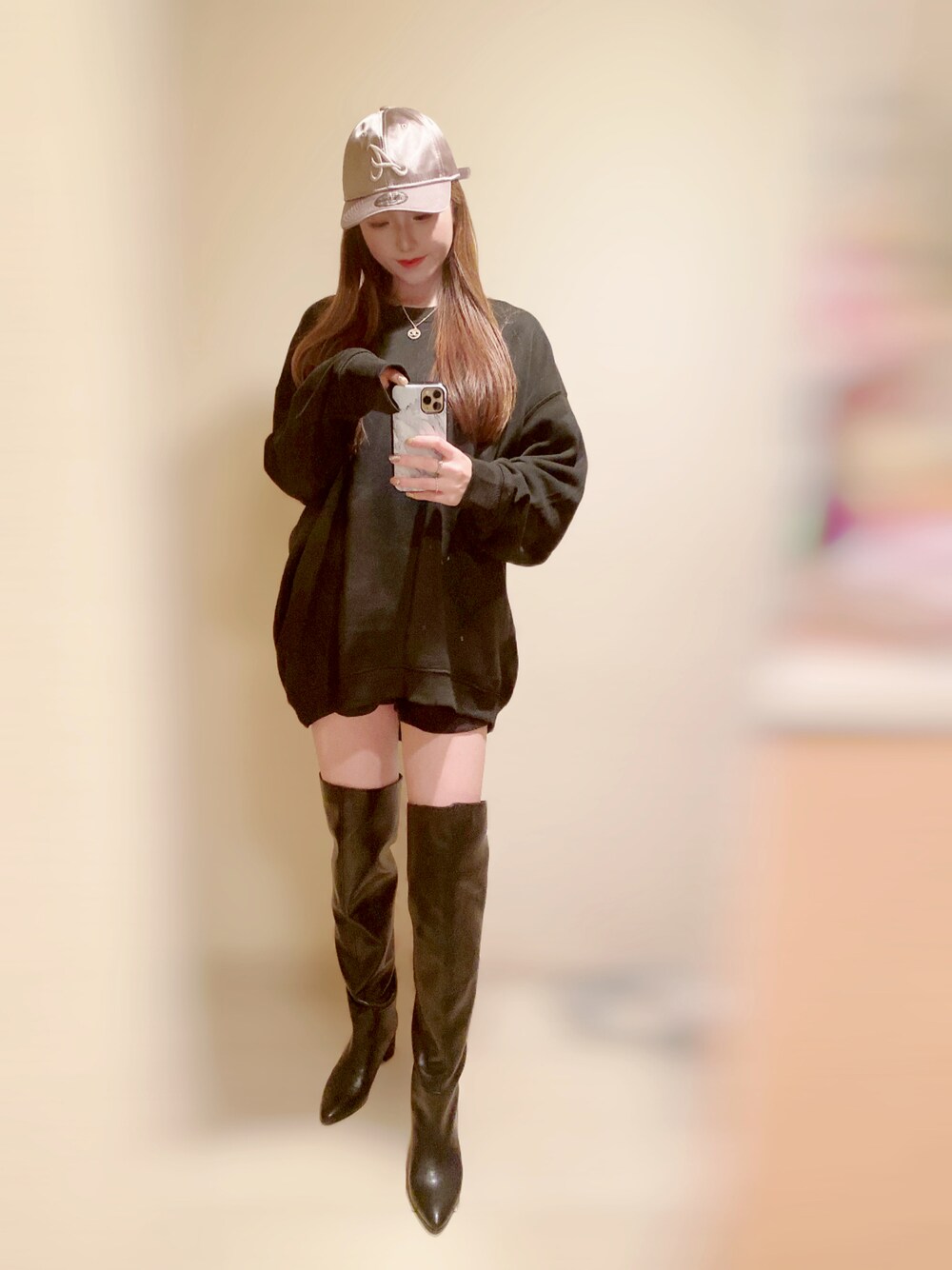 「ゆったりコーデ、カジュアルコーデ、スウェット、ニーハイブーツ、キャップ、snidel、ブラックコーデ」｜「SNIDELのアイテム（ブーツ、ブラック系）」を使った、  SAYAKA♡さん（レディース・158cm）の秋コーディネートの1枚目の写真