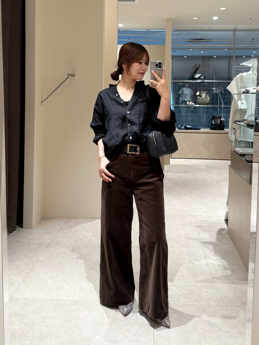 ブラウン系のその他パンツ、ブラック系のシャツ/ブラウス、ブラック系のショルダーバッグを着用したレディースの夏コーディネートの1枚目の写真