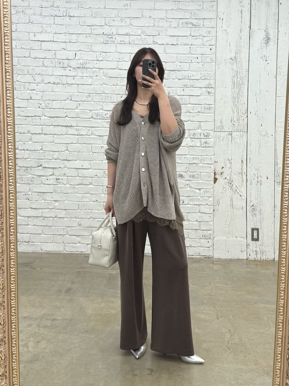 ブラウン系のその他パンツ、ブラウン系のカーディガン/ボレロ、ブラウン系のキャミソールを着用したレディースの春コーディネートの1枚目の写真