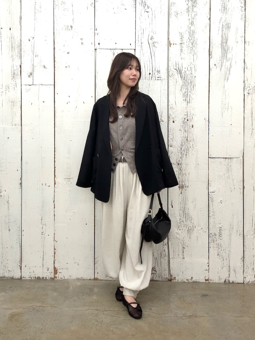 ベージュ系のその他パンツ、ブラウン系のニット/セーター、ブラック系のテーラードジャケットを着用したレディースの春コーディネートの1枚目の写真