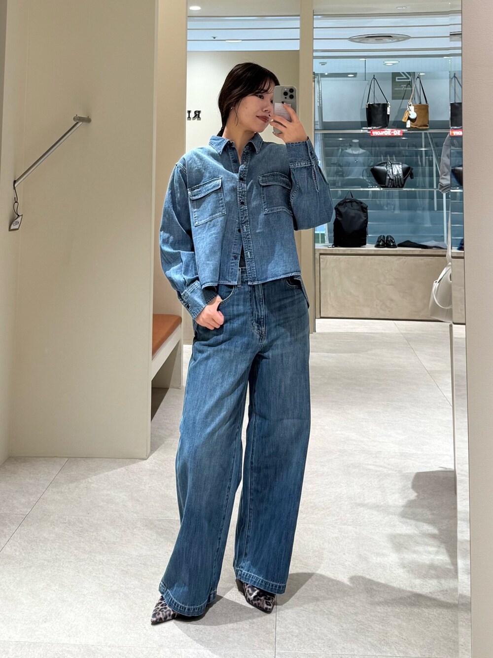 ブルー系のシャツ/ブラウス、ブルー系のデニムパンツ、ベージュ系のその他シューズを着用したレディースの冬コーディネートの1枚目の写真