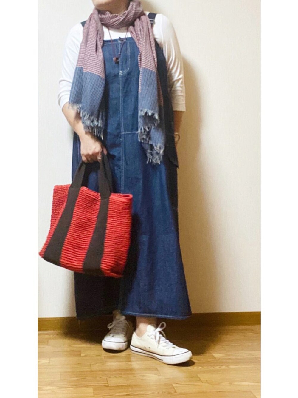 「大人カジュアル、デニムコーデ、大人女子、ぽっちゃり、アラフィフ、プチプラ、しまむら、ジャンスカ、着回しコーデ、今日のコーデ」｜「SHOO・LA・RUEのアイテム（かごバッグ、レッド系）」を使った、hiratti53さん（レディース・159cm）の夏コーディネートの1枚目の写真